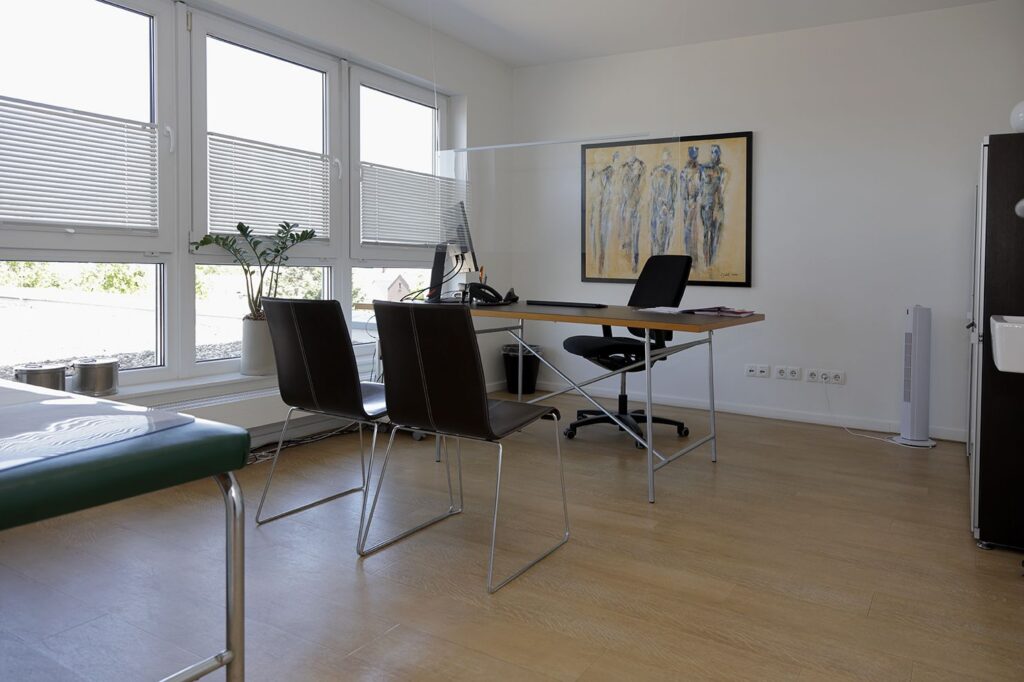Behandlungszimmer-Hausarztpraxis-am-Humboldtplatz-Christoph-Ameling-Ansgar-Terhaar-16-1024x682 Praxisräume Rundgang