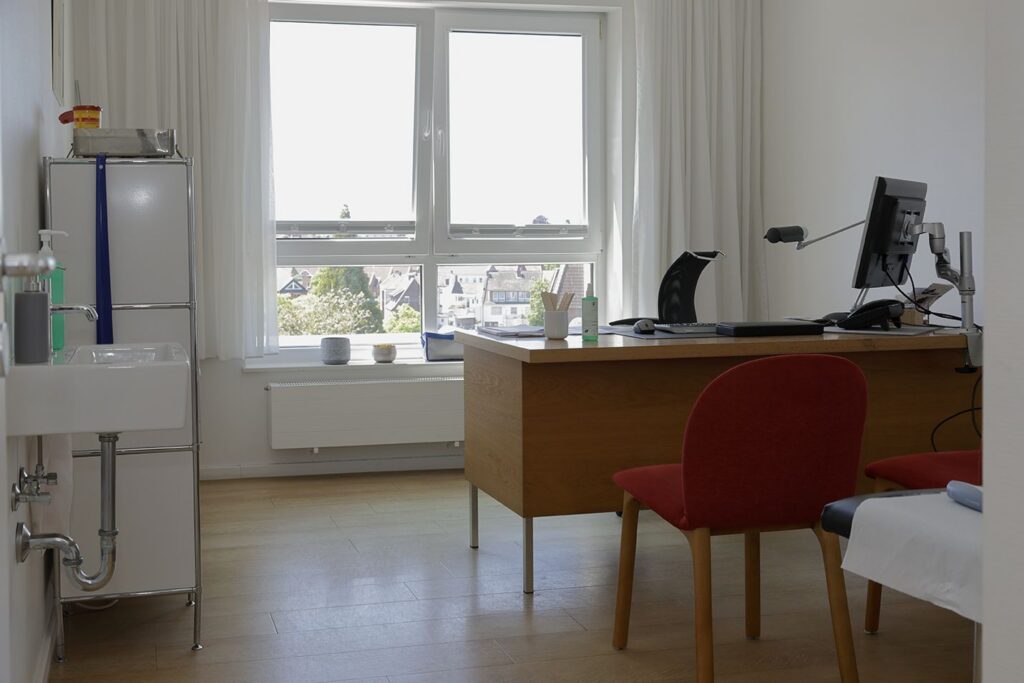 Behandlungszimmer-Hausarztpraxis-am-Humboldtplatz-Christoph-Ameling-Ansgar-Terhaar-21-1024x683 Praxisräume Rundgang