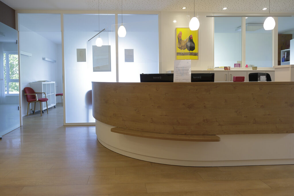 Eingangsbereich-mit-Empfangstresen-hausarztpraxis-am-humboldtplatz-22c-48429-rheine-Christoph-Ameling-Ansgar-Terhaar-1024x683 Praxisräume Rundgang