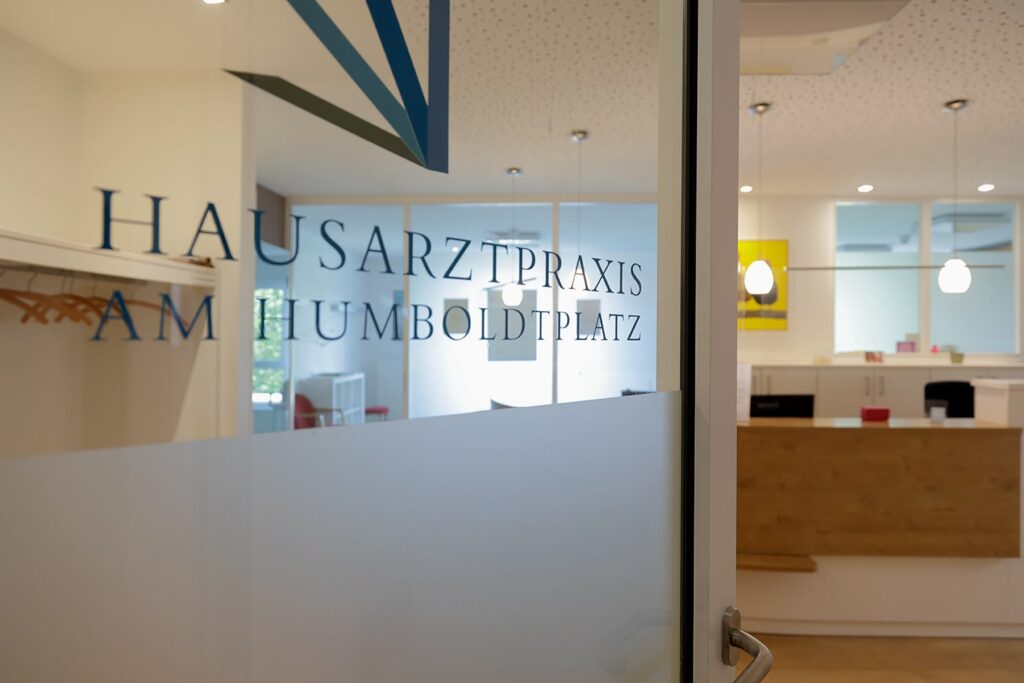 Eingangstuer-Hausarztpraxis-am-Humboldtplatz-Christoph-Ameling-Ansgar-Terhaar-1024x683 Praxisräume Rundgang
