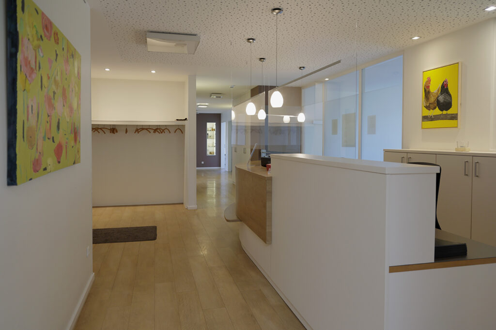 Seitenblick-auf-Eingangsbereich-mit-Empfangstresen-hausarztpraxis-am-humboldtplatz-22c-48429-rheine-Christoph-Ameling-Ansgar-Terhaar-1024x682 Praxisräume Rundgang